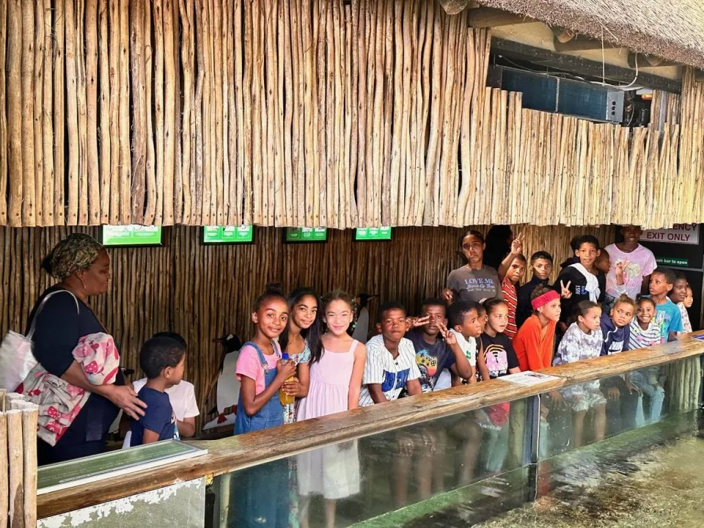 Creciendo entre desafíos: La infancia en Sudáfrica y el     impacto de Meraki Bay