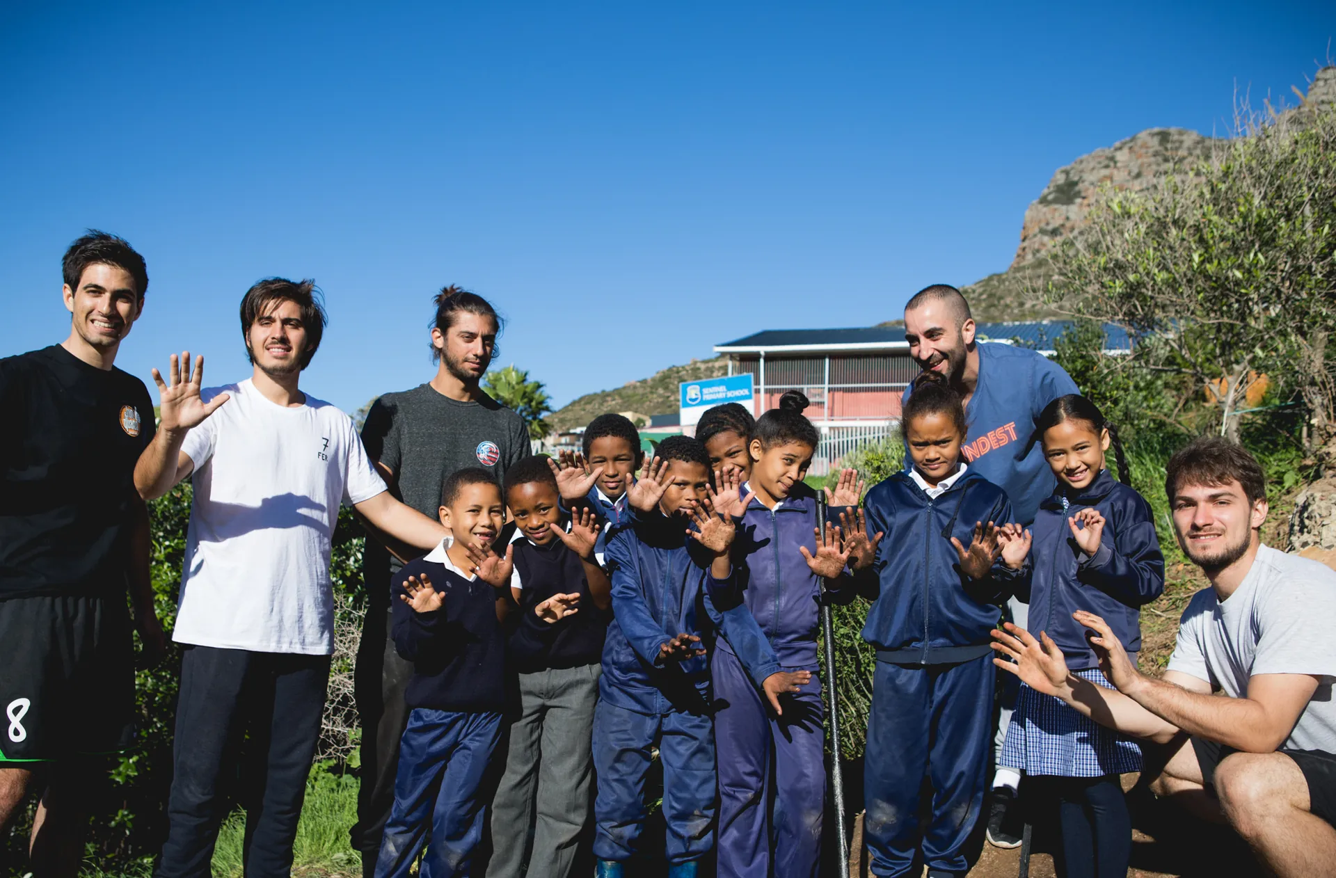 Voluntarios con niños
